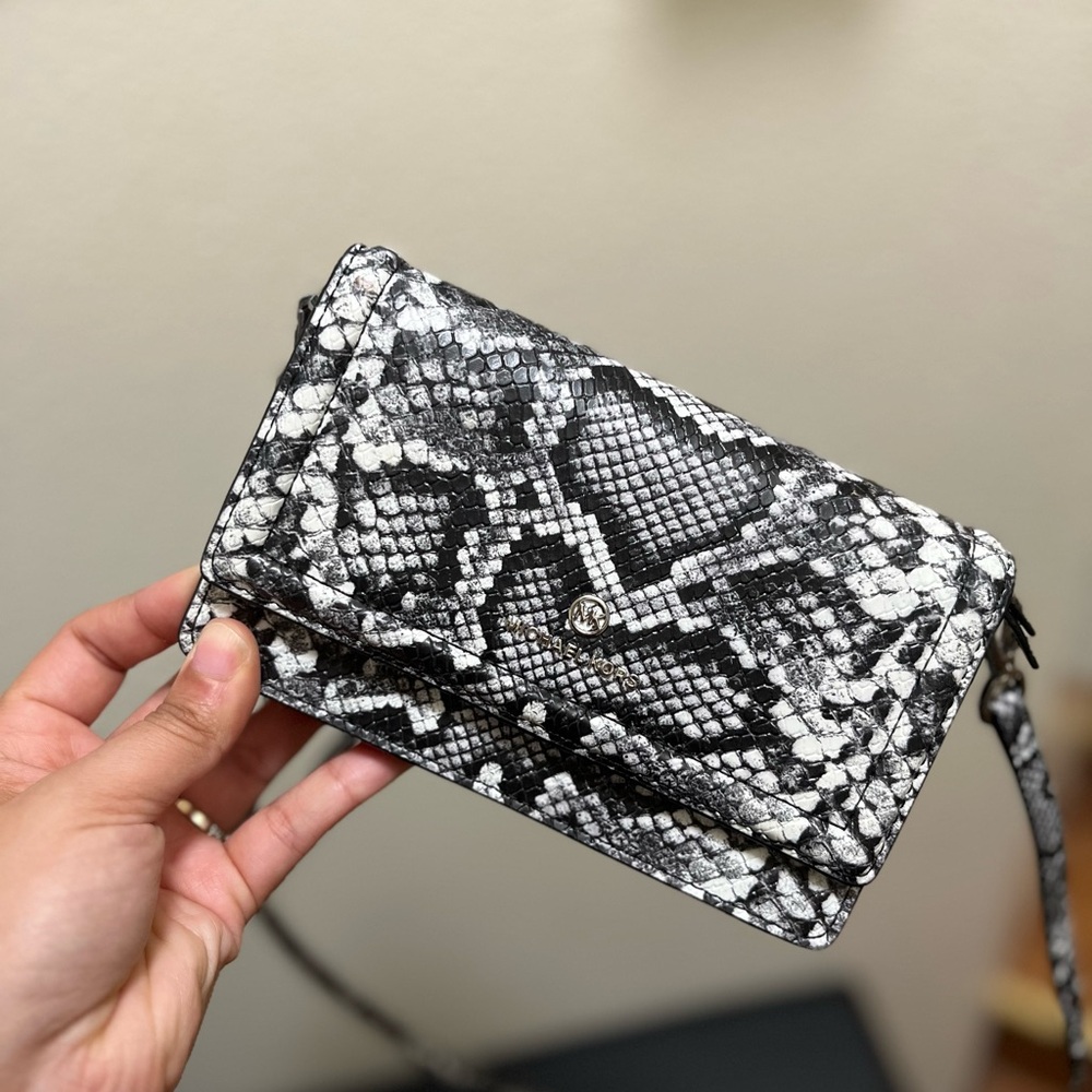 •MICHAEL KORS• Jet Set Charm Small Phone Crossbody Black White Grey Card Slots - Picture 16 of 16